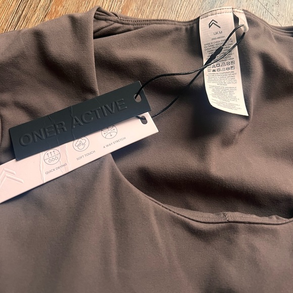 Workout top - Picture 2 of 6